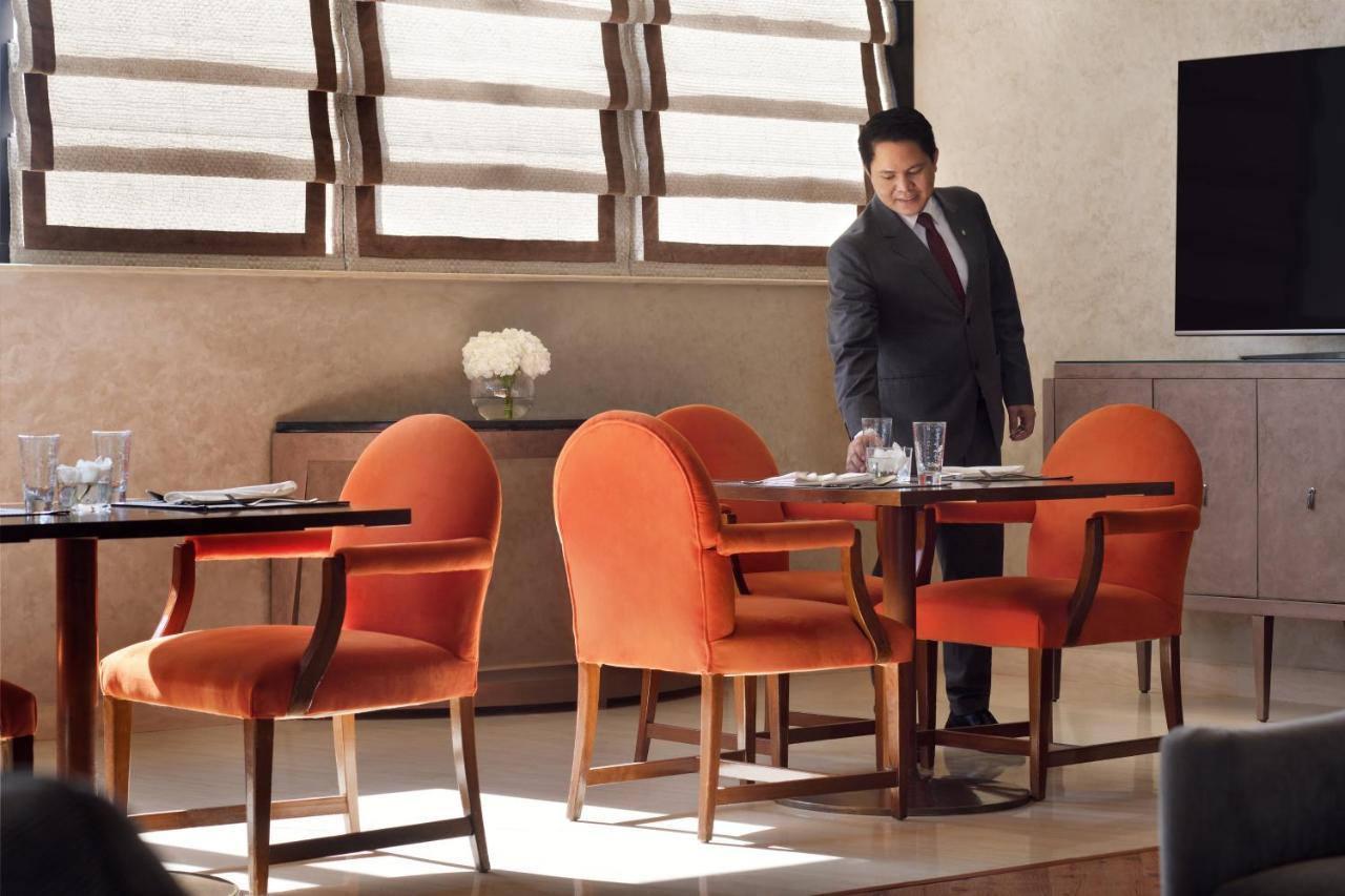 Intercontinental Riyadh By Ihg מראה חיצוני תמונה A butler at the Four Seasons Hotel in Cairo