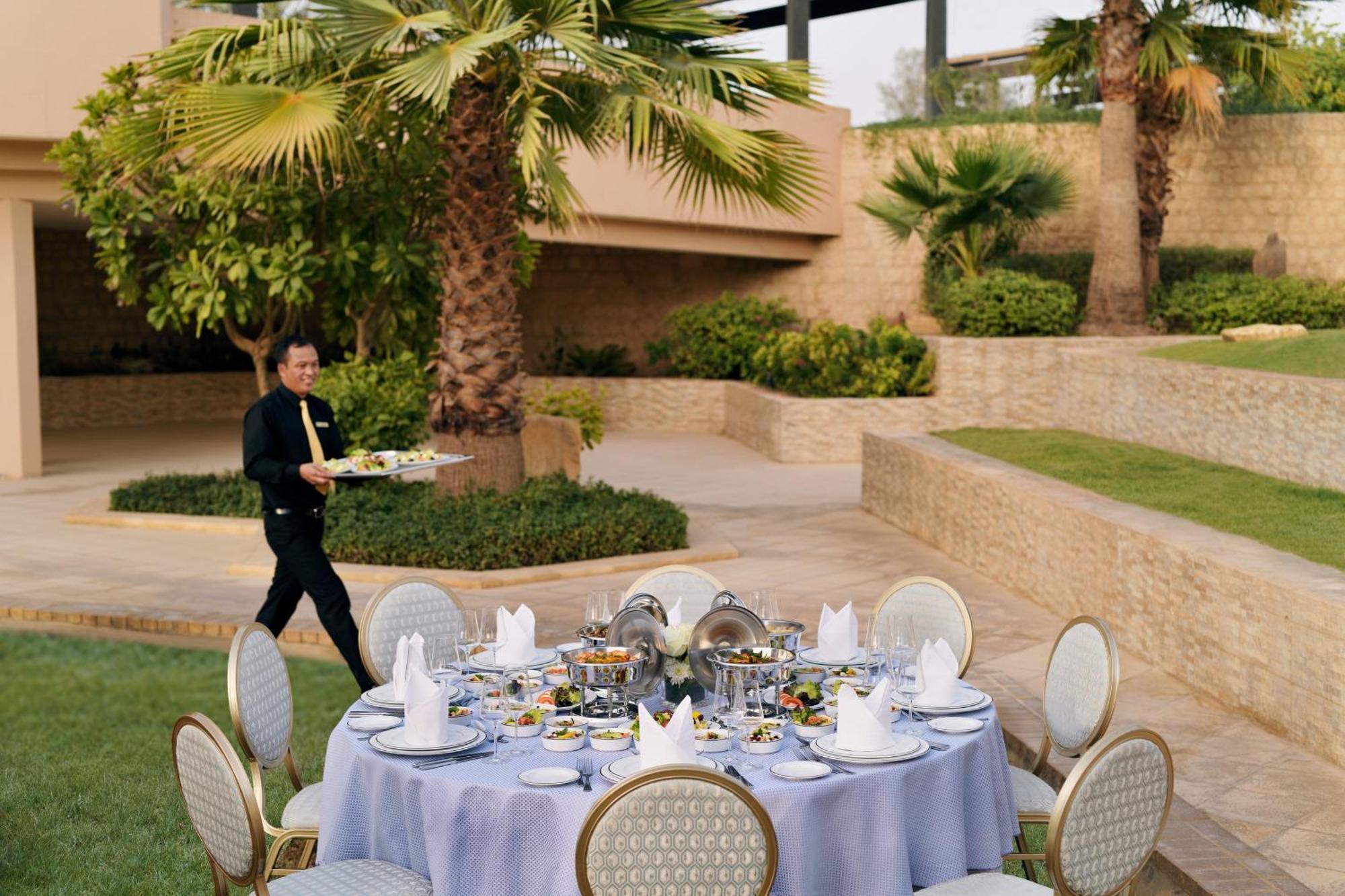 Intercontinental Riyadh By Ihg מראה חיצוני תמונה A butler at the Jumeirah Atlantis Hotel in Dubai