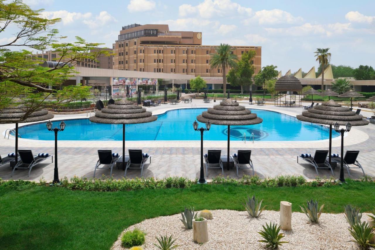 Intercontinental Riyadh By Ihg מראה חיצוני תמונה The pool at the hotel