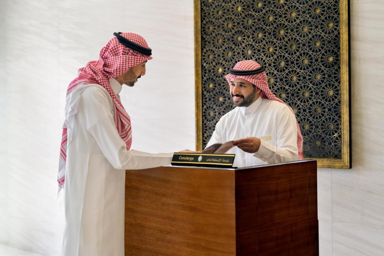 Intercontinental Riyadh By Ihg מראה חיצוני תמונה Saudi Arabian men wearing the traditional dishdasha
