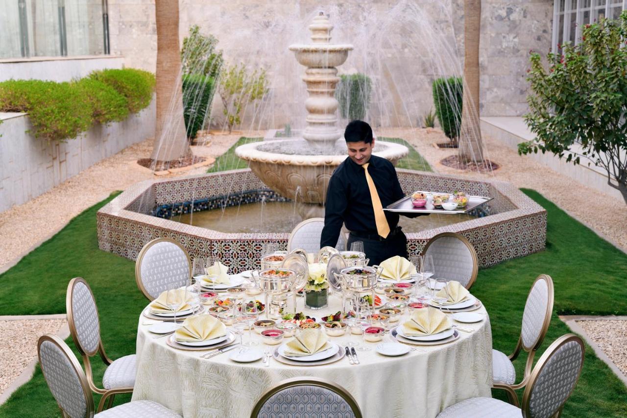 Intercontinental Riyadh By Ihg מראה חיצוני תמונה A butler at the Four Seasons Hotel in Cairo, Egypt