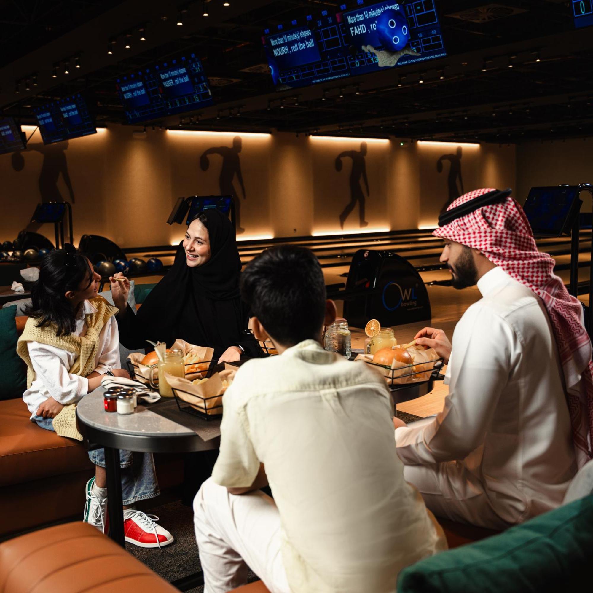 Intercontinental Riyadh By Ihg מראה חיצוני תמונה A family at a restaurant in the United Arab Emirates